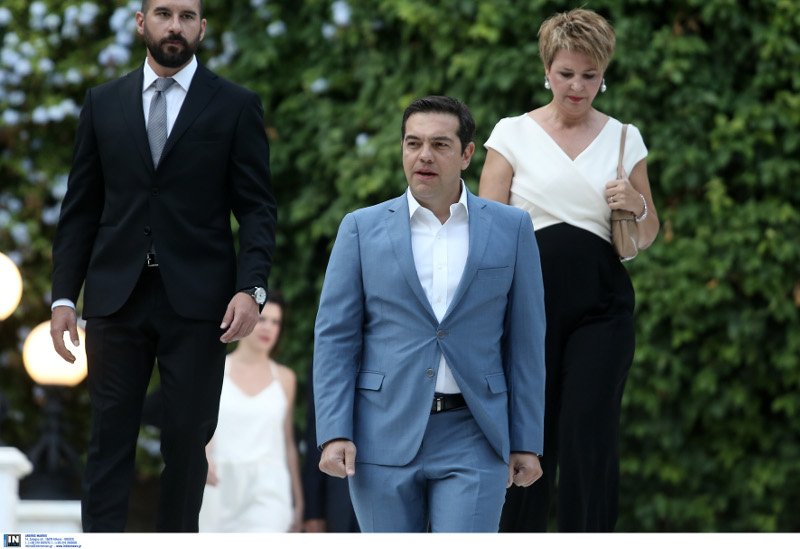 Εντυπωσιακές κυρίες στο Προεδρικό Μέγαρο -Εκθαμβωτική Κατερίνα Μάρκου στα κίτρινα, με αέρινο φόρεμα η Κεφαλογιάννη [εικόνες] | iefimerida.gr 4