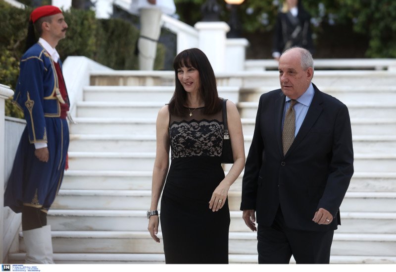 Εντυπωσιακές κυρίες στο Προεδρικό Μέγαρο -Εκθαμβωτική Κατερίνα Μάρκου στα κίτρινα, με αέρινο φόρεμα η Κεφαλογιάννη [εικόνες] | iefimerida.gr 7