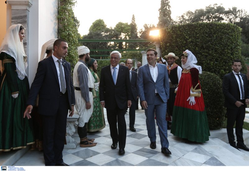 Εντυπωσιακές κυρίες στο Προεδρικό Μέγαρο -Εκθαμβωτική Κατερίνα Μάρκου στα κίτρινα, με αέρινο φόρεμα η Κεφαλογιάννη [εικόνες] | iefimerida.gr 15