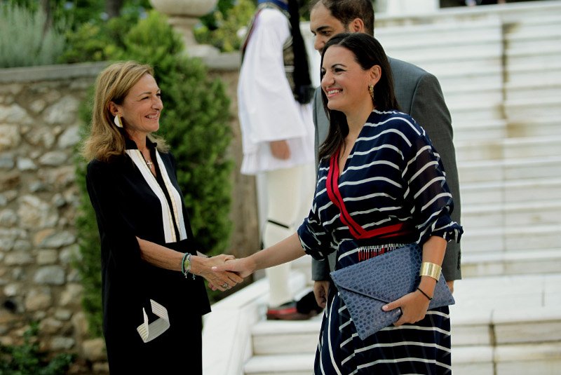 Εντυπωσιακές κυρίες στο Προεδρικό Μέγαρο -Εκθαμβωτική Κατερίνα Μάρκου στα κίτρινα, με αέρινο φόρεμα η Κεφαλογιάννη [εικόνες] | iefimerida.gr 1