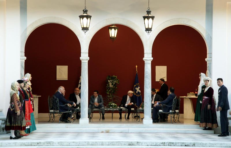 Εντυπωσιακές κυρίες στο Προεδρικό Μέγαρο -Εκθαμβωτική Κατερίνα Μάρκου στα κίτρινα, με αέρινο φόρεμα η Κεφαλογιάννη [εικόνες] | iefimerida.gr 17