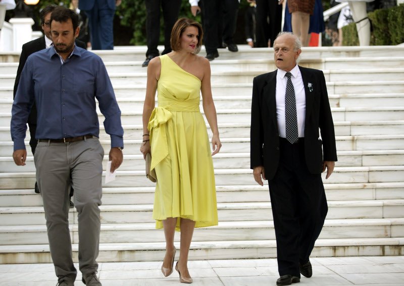 Εντυπωσιακές κυρίες στο Προεδρικό Μέγαρο -Εκθαμβωτική Κατερίνα Μάρκου στα κίτρινα, με αέρινο φόρεμα η Κεφαλογιάννη [εικόνες] | iefimerida.gr 0