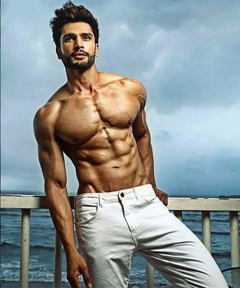 Ο Ινδός με το θεϊκό κορμί που ψηφίστηκε ως ο πιο ποθητός άνδρας στον κόσμο [εικόνες] | iefimerida.gr 0