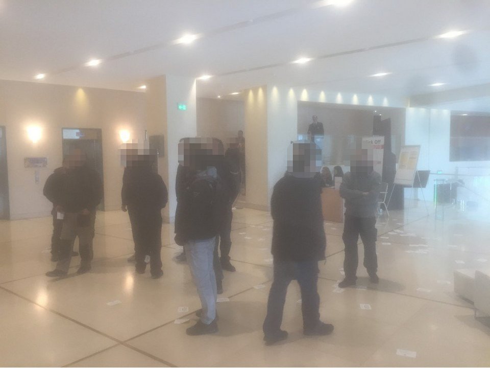 Η στιγμή της εισβολής του Ρουβίκωνα στο αεροδρόμιο «Ελευθέριος Βενιζέλος» [εικόνα] | iefimerida.gr 0