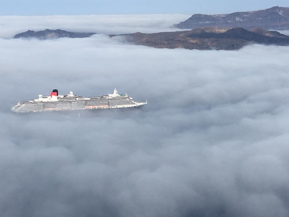 Μαγεία η Σαντορίνη -Τα σύννεφα κάλυψαν τη θάλασσα, παραδεισένιο τοπίο [εικόνες] | iefimerida.gr 0