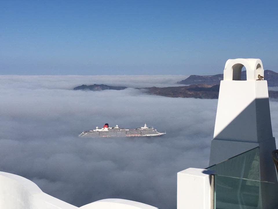 Μαγεία η Σαντορίνη -Τα σύννεφα κάλυψαν τη θάλασσα, παραδεισένιο τοπίο [εικόνες] | iefimerida.gr 1