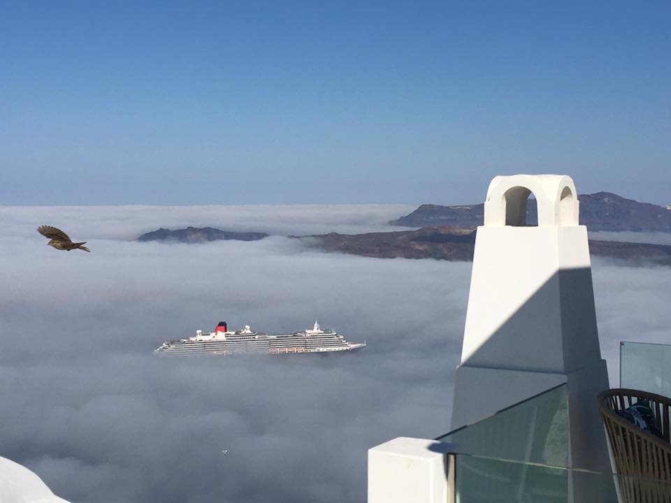 Μαγεία η Σαντορίνη -Τα σύννεφα κάλυψαν τη θάλασσα, παραδεισένιο τοπίο [εικόνες] | iefimerida.gr 2