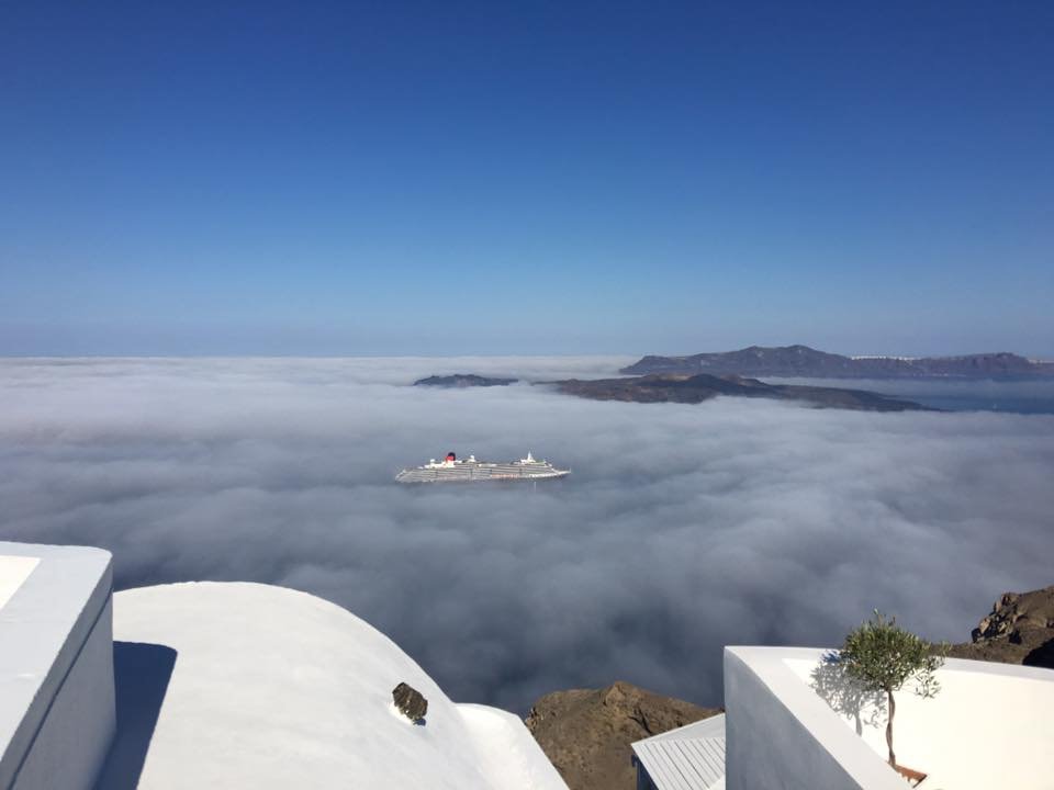 Μαγεία η Σαντορίνη -Τα σύννεφα κάλυψαν τη θάλασσα, παραδεισένιο τοπίο [εικόνες] | iefimerida.gr 3