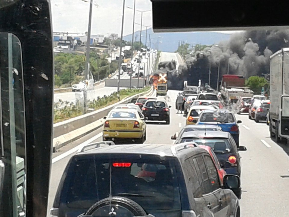 Νταλίκα τυλίχθηκε στις φλόγες στην εθνική οδό στο Σχηματάρι -Δόθηκαν στην κυκλοφορία δύο λωρίδες [εικόνες] | iefimerida.gr 0