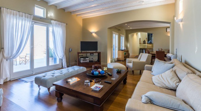 Η βίλα της χλιδής στη Σύρο: Εκεί που κάποτε έκανε διακοπές ο Γιάννος Παπαντωνίου -Πώς είναι σήμερα και πόσο ενοικιάζεται [εικόνες & βίντεο]  | iefimerida.gr 12