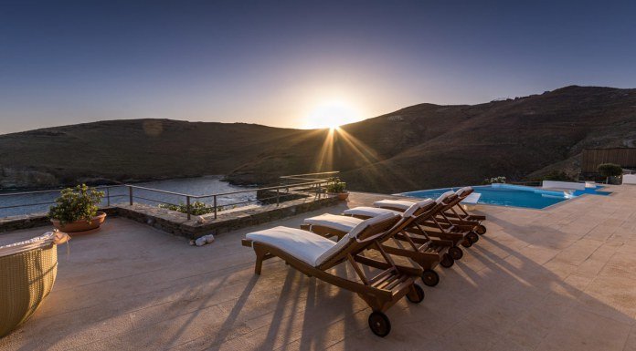 Η βίλα της χλιδής στη Σύρο: Εκεί που κάποτε έκανε διακοπές ο Γιάννος Παπαντωνίου -Πώς είναι σήμερα και πόσο ενοικιάζεται [εικόνες & βίντεο]  | iefimerida.gr 3