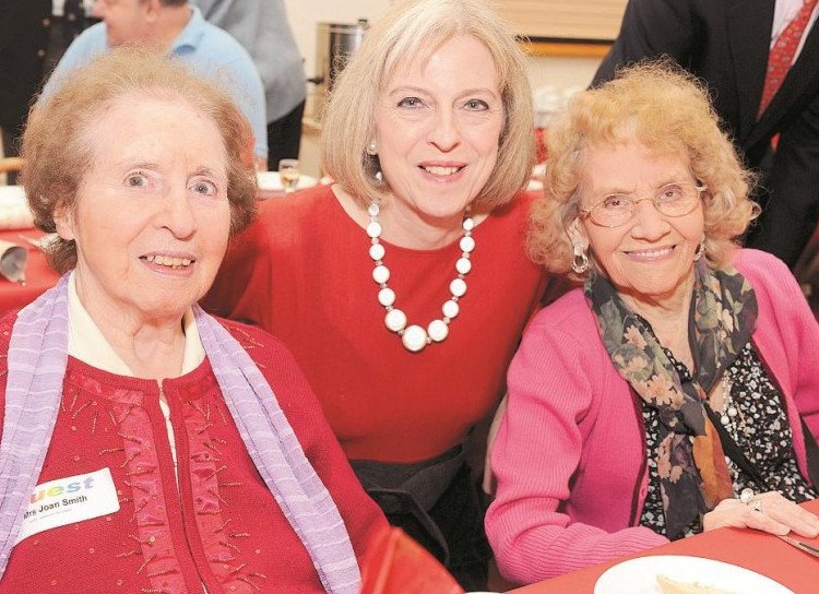 Τερέζα Μέι: Η κόρη του παπά που θα βγάλει τη Βρετανία έξω από την ΕΕ -«Σκληρή ως τα νύχια» [εικόνες] | iefimerida.gr 4