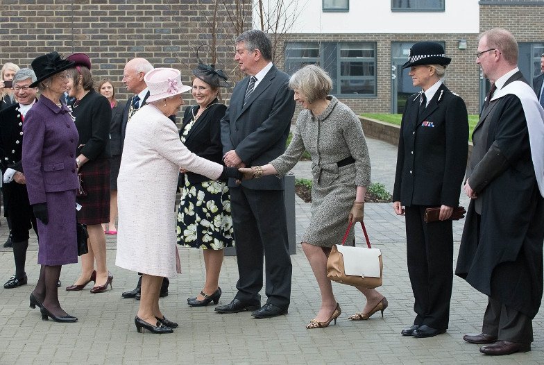 Τερέζα Μέι: Η κόρη του παπά που θα βγάλει τη Βρετανία έξω από την ΕΕ -«Σκληρή ως τα νύχια» [εικόνες] | iefimerida.gr 6
