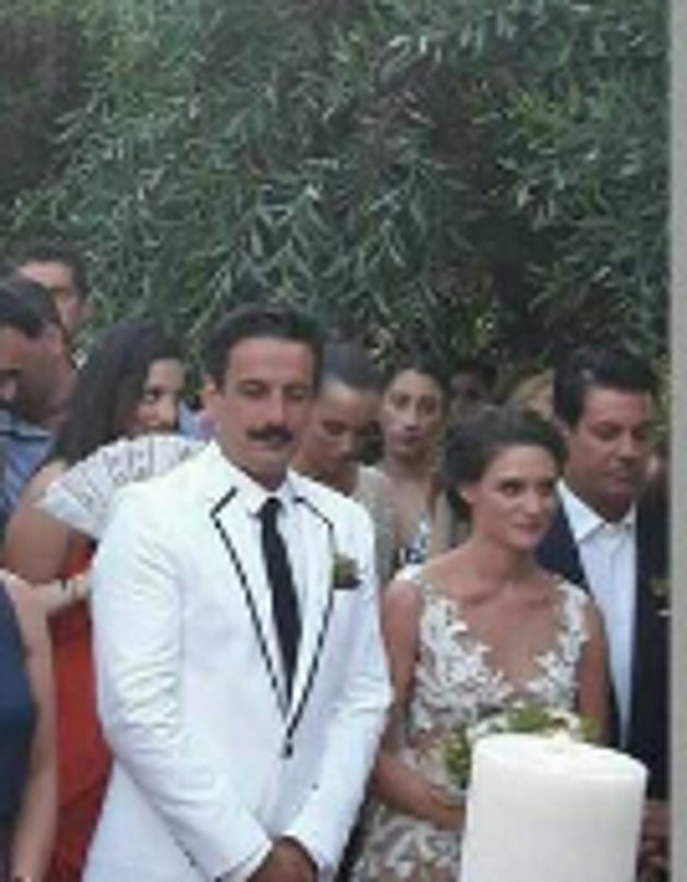 Παντρεύτηκε ο Τόνι Σφήνος! Χωρίς περούκα και στραφταλιζέ κοστούμια! [εικόνες & βίντεο] | iefimerida.gr 1