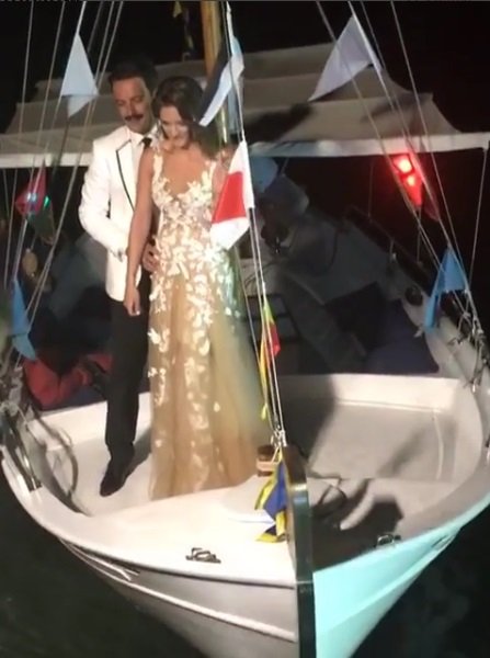 Παντρεύτηκε ο Τόνι Σφήνος! Χωρίς περούκα και στραφταλιζέ κοστούμια! [εικόνες & βίντεο] | iefimerida.gr 2