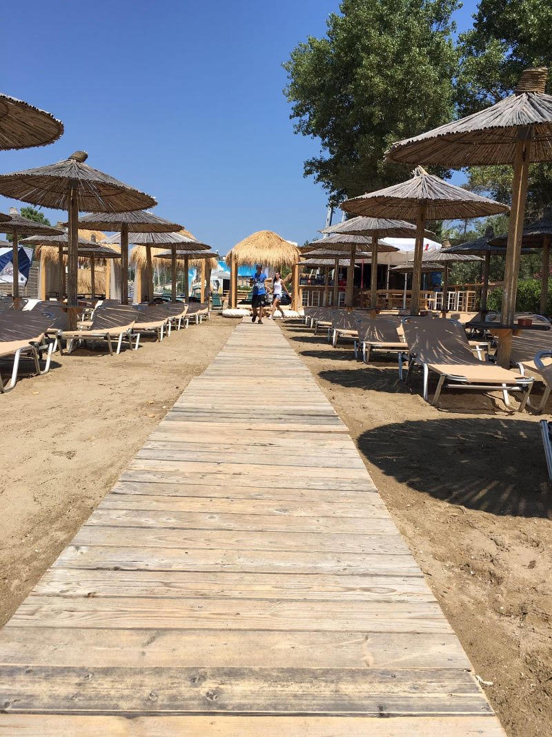 Salty Wave στον Σχινιά -To beach bar που θα γίνει το απόλυτο στέκι του καλοκαιριού [εικόνες] | iefimerida.gr 1