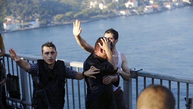 Βαρβαρότητες στην Τουρκία: Πολίτες λιντσάρουν, μαστιγώνουν, ποδοπατούν στρατιώτες που παραδίνονται [εικόνες] | iefimerida.gr 8