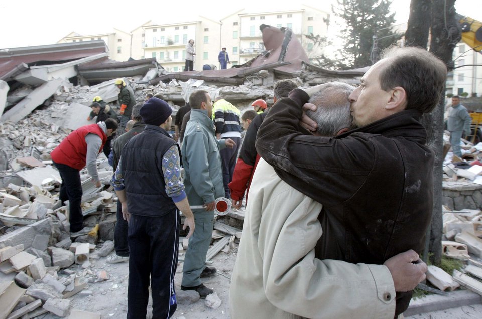 Ο σεισμός θύμισε την Λ'Ακουιλα, το 2009 -Με τους 309 νεκρούς, ανάμεσά τους ένας Ελληνας | iefimerida.gr 1