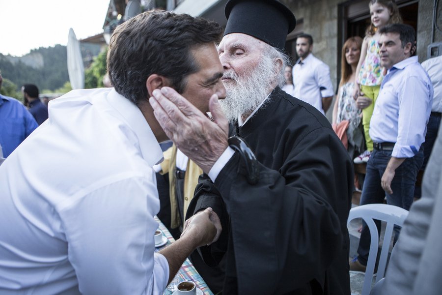 Δείτε τον Τσίπρα να χορεύει «καγκελάρη» σε πανηγύρι στο Αθαμανιό της Αρτας [εικόνες] | iefimerida.gr 3