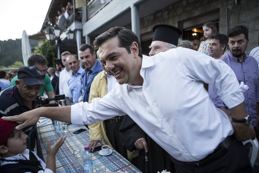 Δείτε τον Τσίπρα να χορεύει «καγκελάρη» σε πανηγύρι στο Αθαμανιό της Αρτας [εικόνες] | iefimerida.gr 2