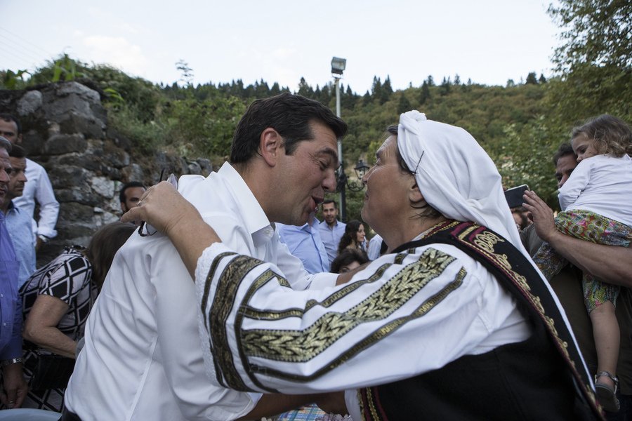 Δείτε τον Τσίπρα να χορεύει «καγκελάρη» σε πανηγύρι στο Αθαμανιό της Αρτας [εικόνες] | iefimerida.gr 4