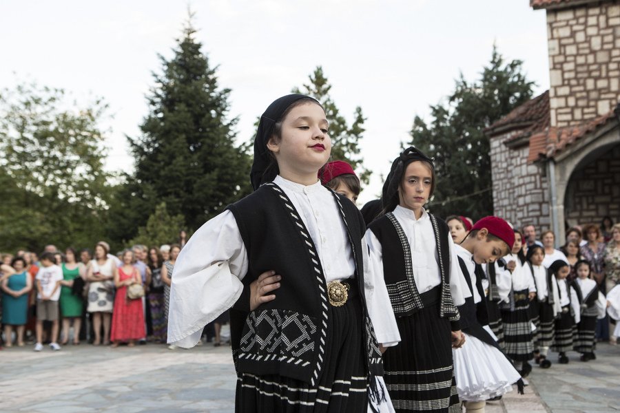 Δείτε τον Τσίπρα να χορεύει «καγκελάρη» σε πανηγύρι στο Αθαμανιό της Αρτας [εικόνες] | iefimerida.gr 5