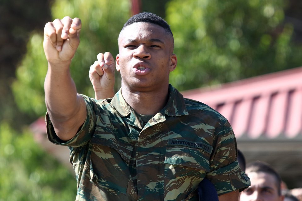 Η ορκωμοσία του Γιάννη και του Θανάση Αντετοκούνμπο στον Αυλώνα [εικόνες & βίντεο] | iefimerida.gr 0