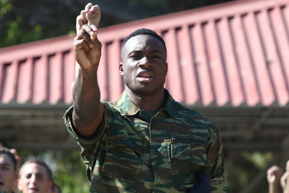 Η ορκωμοσία του Γιάννη και του Θανάση Αντετοκούνμπο στον Αυλώνα [εικόνες & βίντεο] | iefimerida.gr 1