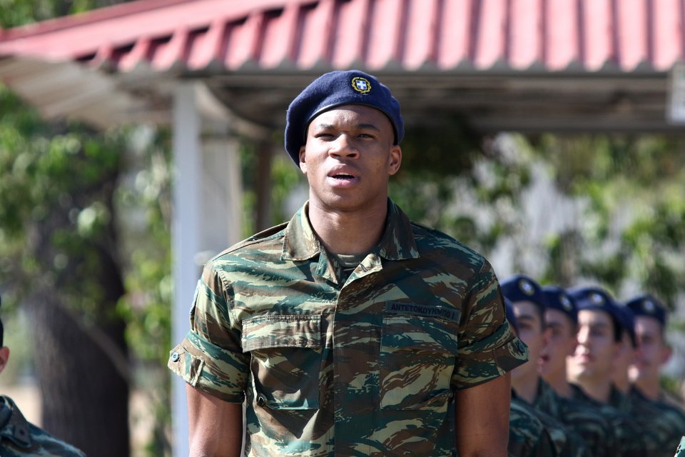 Η ορκωμοσία του Γιάννη και του Θανάση Αντετοκούνμπο στον Αυλώνα [εικόνες & βίντεο] | iefimerida.gr 2