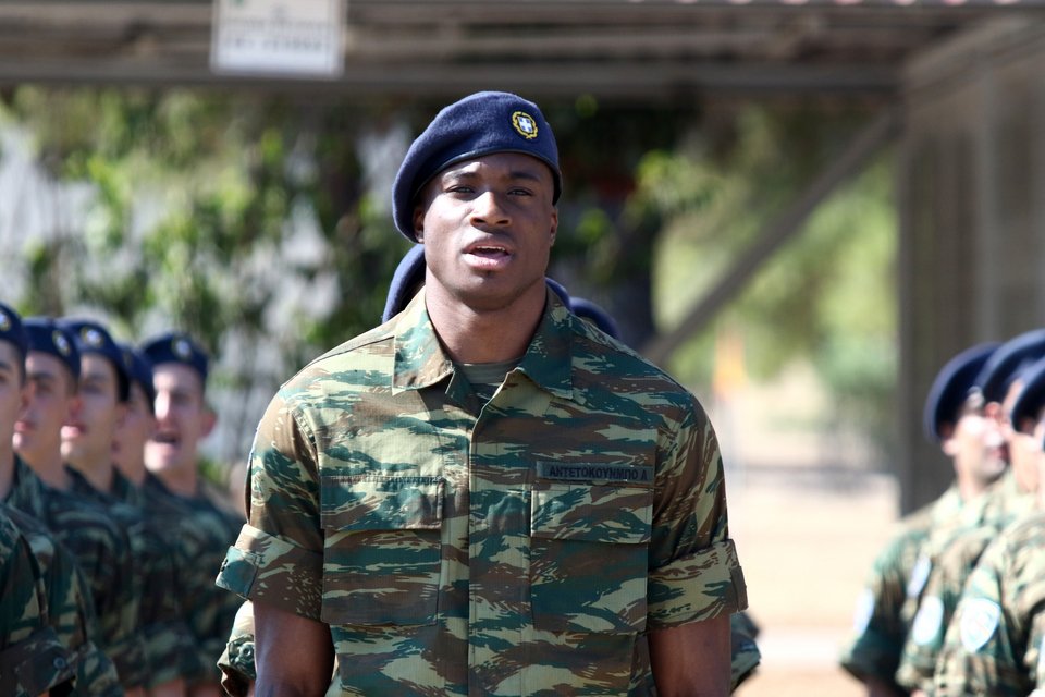 Η ορκωμοσία του Γιάννη και του Θανάση Αντετοκούνμπο στον Αυλώνα [εικόνες & βίντεο] | iefimerida.gr 3