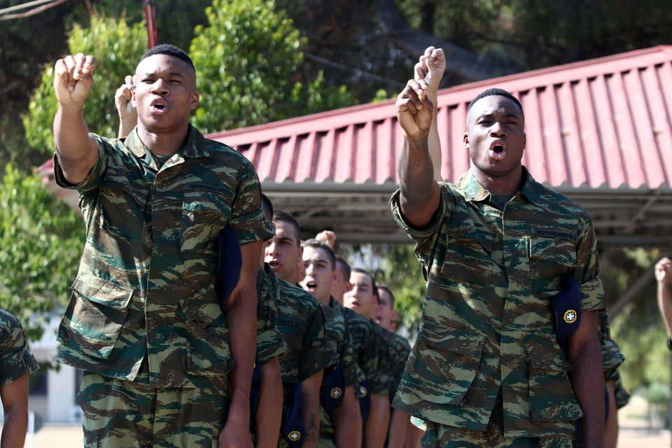 Η ορκωμοσία του Γιάννη και του Θανάση Αντετοκούνμπο στον Αυλώνα [εικόνες & βίντεο] | iefimerida.gr 4