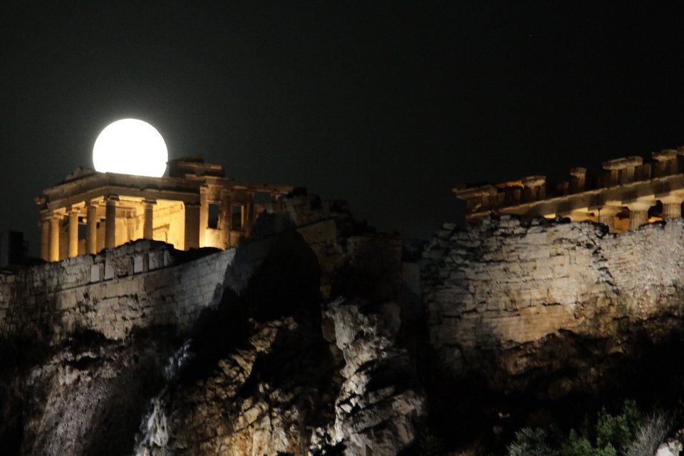 Η μαγεία της αυγουστιάτικης πανσελήνου -Βγήκαν όλοι να δουν το πιο λαμπρό φεγγάρι [εικόνες]  | iefimerida.gr 0
