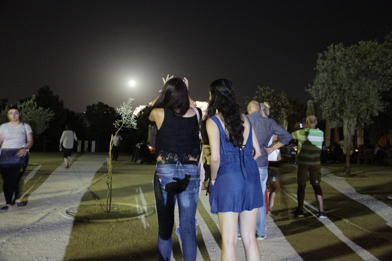 Η μαγεία της αυγουστιάτικης πανσελήνου -Βγήκαν όλοι να δουν το πιο λαμπρό φεγγάρι [εικόνες]  | iefimerida.gr 3