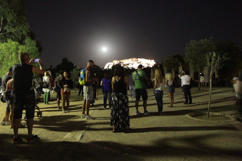 Η μαγεία της αυγουστιάτικης πανσελήνου -Βγήκαν όλοι να δουν το πιο λαμπρό φεγγάρι [εικόνες]  | iefimerida.gr 4