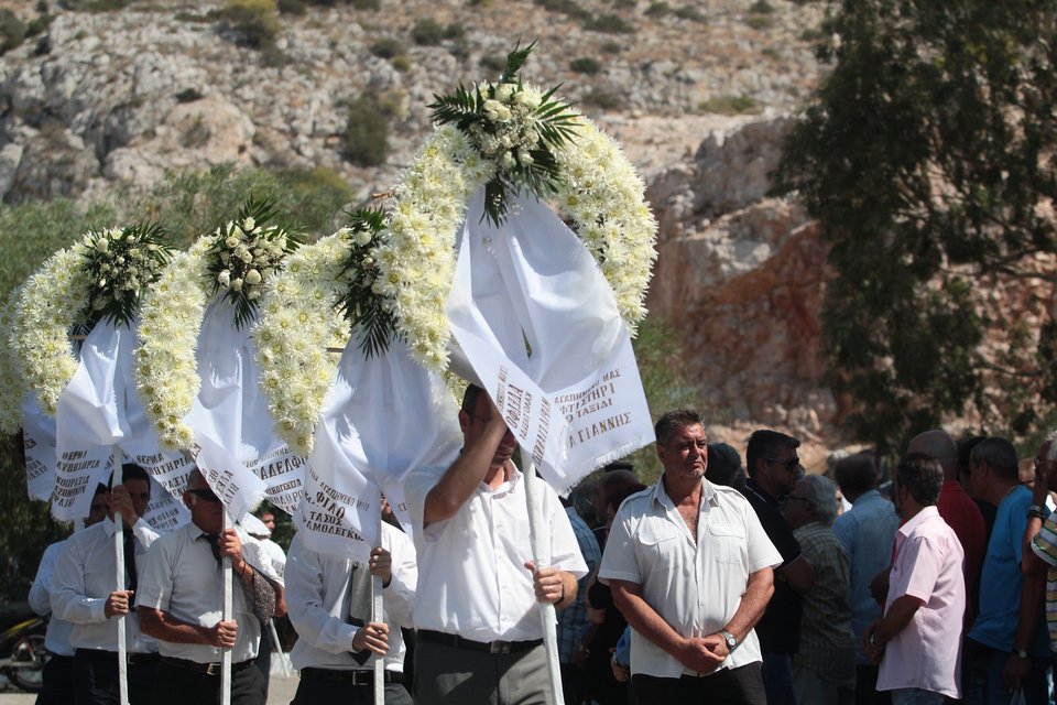 Σπαραγμός στην κηδεία της 5χρονης και του 44χρονου πατέρα της -Σκοτώθηκαν στο ναυτικό δυστύχημα της Αίγινας [εικόνες] | iefimerida.gr 2