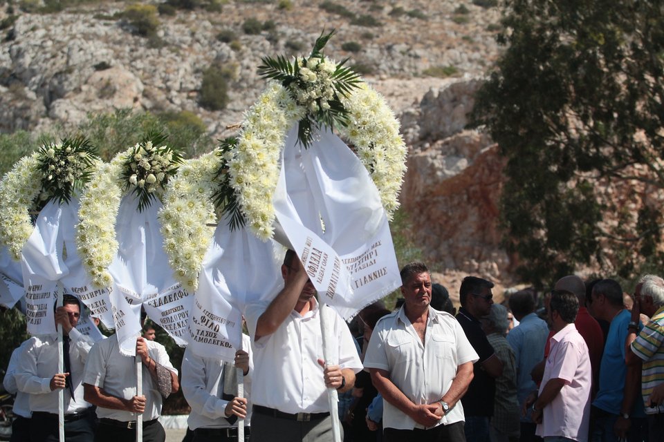 Σπαραγμός στην κηδεία της 5χρονης και του 44χρονου πατέρα της -Σκοτώθηκαν στο ναυτικό δυστύχημα της Αίγινας [εικόνες] | iefimerida.gr 4