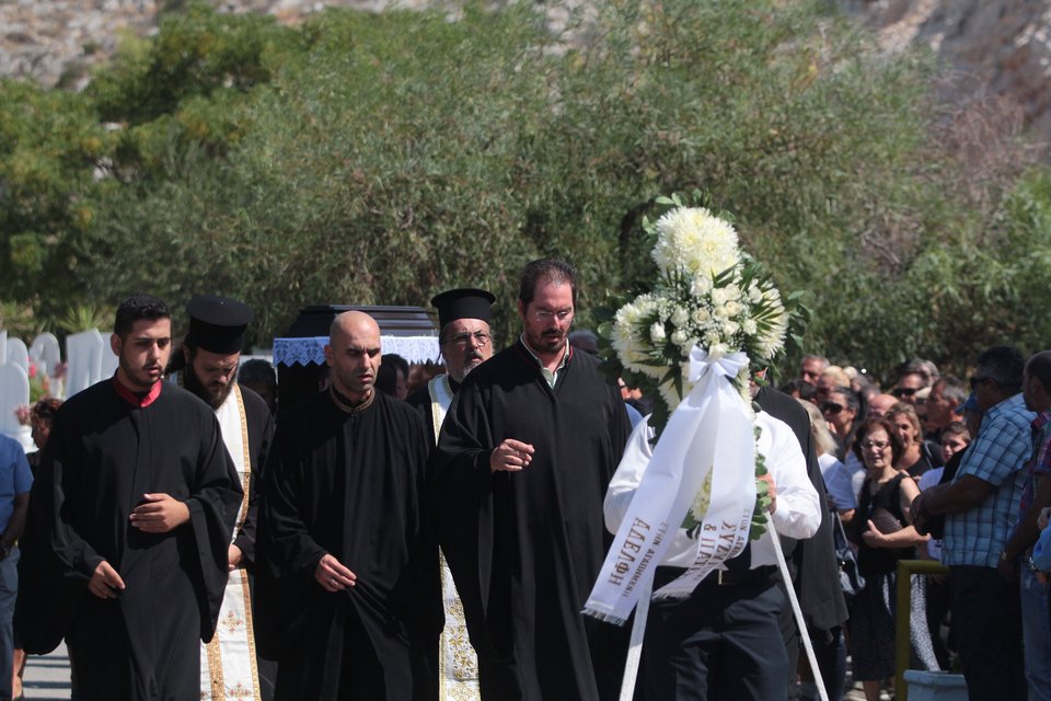 Σπαραγμός στην κηδεία της 5χρονης και του 44χρονου πατέρα της -Σκοτώθηκαν στο ναυτικό δυστύχημα της Αίγινας [εικόνες] | iefimerida.gr 3