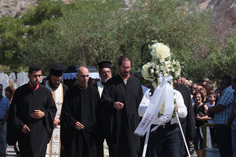 Σπαραγμός στην κηδεία της 5χρονης και του 44χρονου πατέρα της -Σκοτώθηκαν στο ναυτικό δυστύχημα της Αίγινας [εικόνες] | iefimerida.gr 5