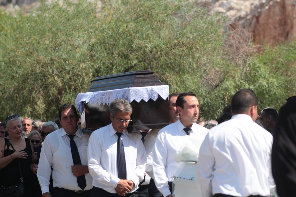 Σπαραγμός στην κηδεία της 5χρονης και του 44χρονου πατέρα της -Σκοτώθηκαν στο ναυτικό δυστύχημα της Αίγινας [εικόνες] | iefimerida.gr 0