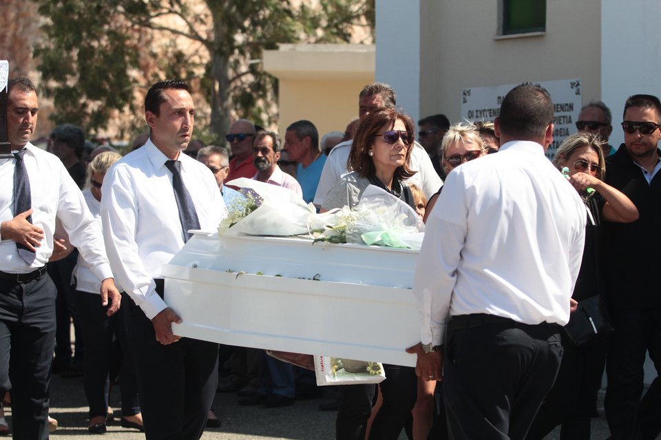 Σπαραγμός στην κηδεία της 5χρονης και του 44χρονου πατέρα της -Σκοτώθηκαν στο ναυτικό δυστύχημα της Αίγινας [εικόνες] | iefimerida.gr 1