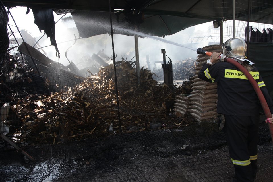Μεγάλη φωτιά σε επιχείρηση ξυλείας στο Κορωπί -Κατέρρευσε η αποθήκη [εικόνες] | iefimerida.gr 0