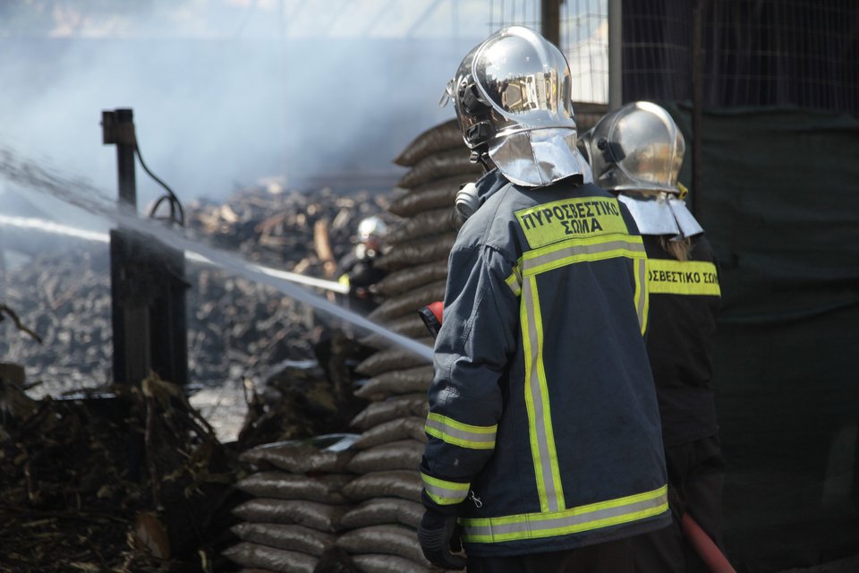Μεγάλη φωτιά σε επιχείρηση ξυλείας στο Κορωπί -Κατέρρευσε η αποθήκη [εικόνες] | iefimerida.gr 1