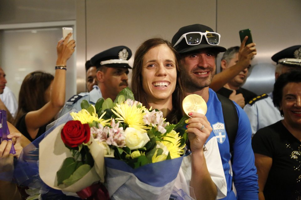 Η Ελλάδα άνοιξε τις πύλες της στην Στεφανίδη -Η υποδοχή στην χρυσή Ολυμπιονίκη [εικόνες & βίντεο] | iefimerida.gr 2