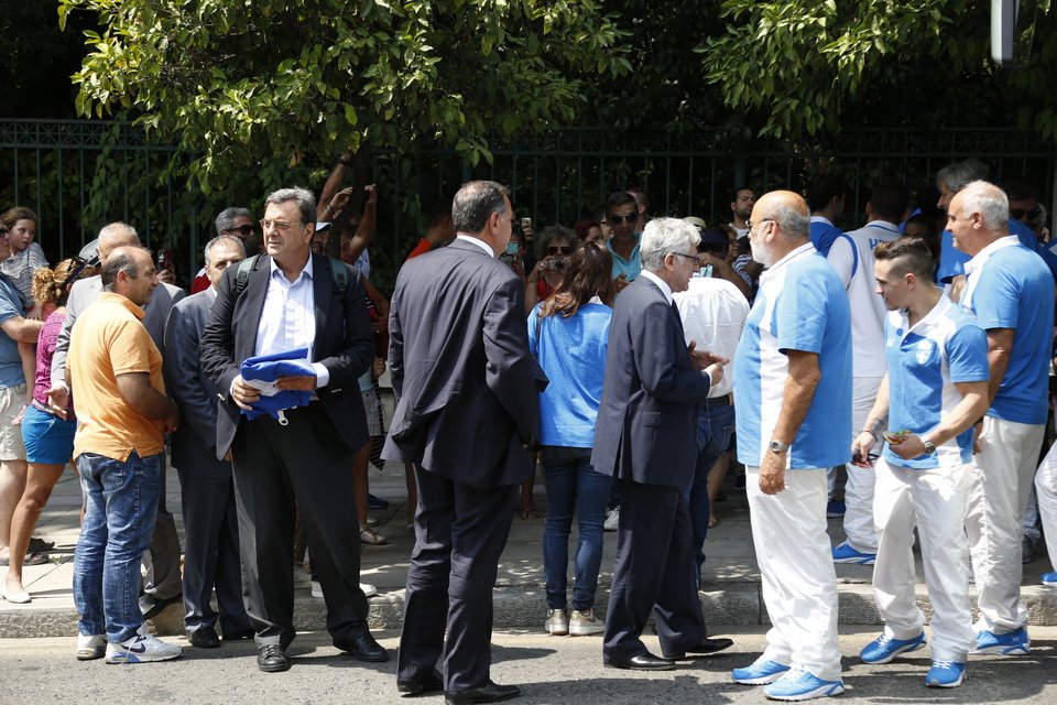 Στον ΠτΔ οι Έλληνες Ολυμπιονίκες -Του έδωσαν την ελληνική σημαία με τις υπογραφές τους [εικόνες]  | iefimerida.gr 0