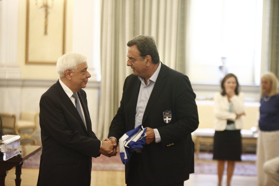 Στον ΠτΔ οι Έλληνες Ολυμπιονίκες -Του έδωσαν την ελληνική σημαία με τις υπογραφές τους [εικόνες]  | iefimerida.gr 3