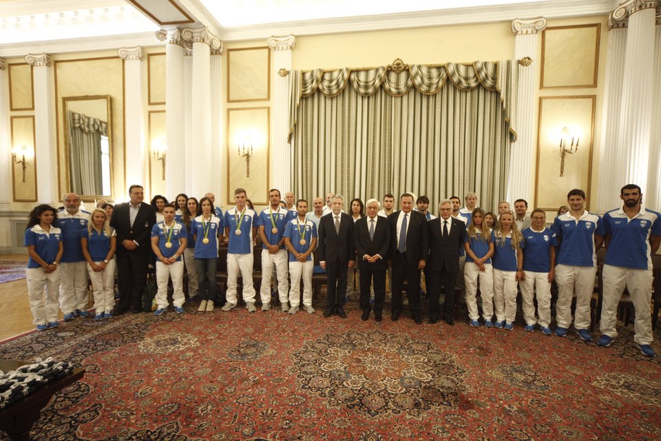 Στον ΠτΔ οι Έλληνες Ολυμπιονίκες -Του έδωσαν την ελληνική σημαία με τις υπογραφές τους [εικόνες]  | iefimerida.gr 1