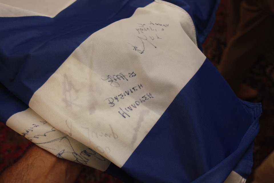 Στον ΠτΔ οι Έλληνες Ολυμπιονίκες -Του έδωσαν την ελληνική σημαία με τις υπογραφές τους [εικόνες]  | iefimerida.gr 5