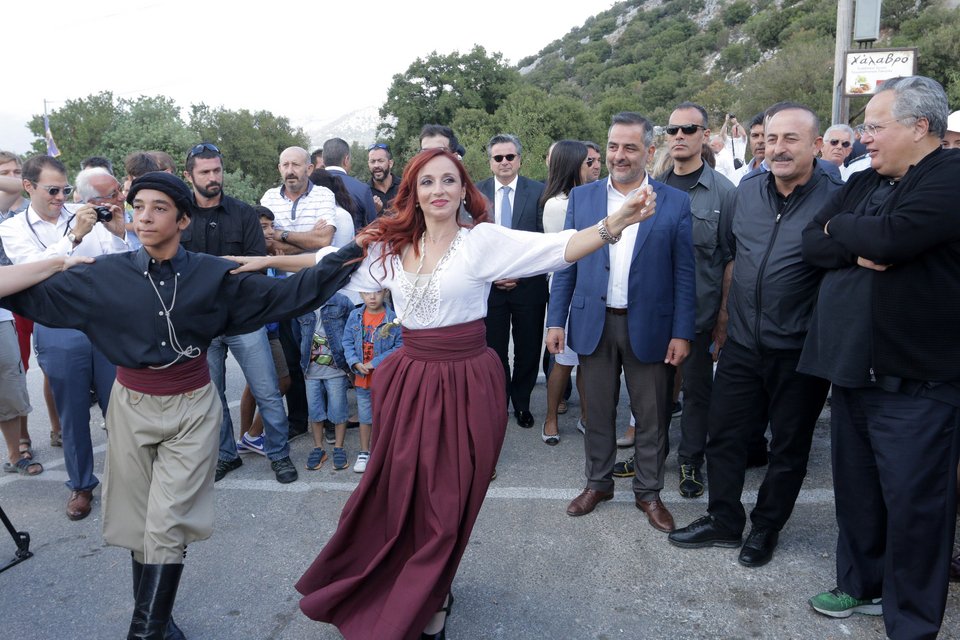 Το «ευχαριστώ» στα ελληνικά του Τσαβούσογλου στον ελληνικό λαό -Υπό τον ήχο μαντινάδων στην Κρήτη [εικόνες] | iefimerida.gr 4