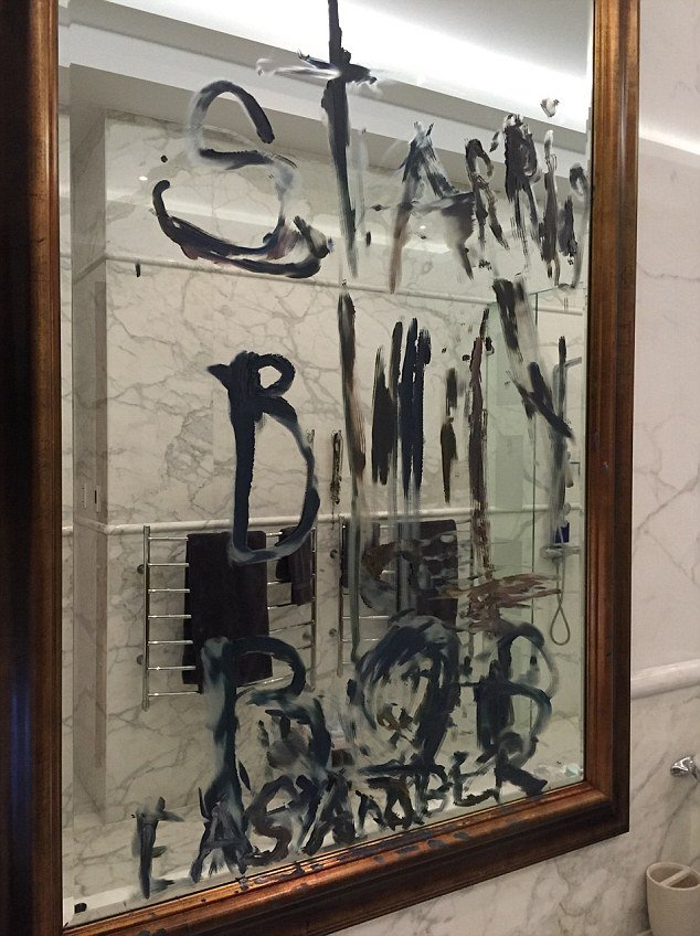 Φωτογραφία σοκ: Ο Τζόνι Ντεπ τσαντίστηκε με την Αμπερ Χερντ και έκοψε το δάχτυλό του [εικόνες] | iefimerida.gr 1