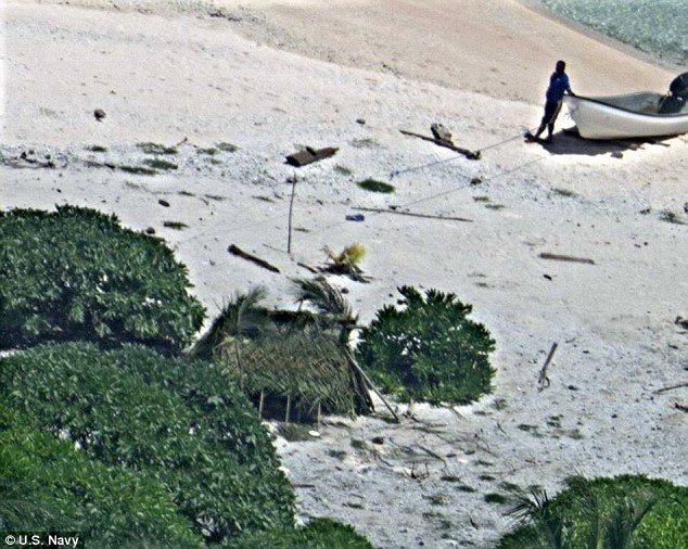 Σαν σε ταινία: Ναυγοί σε νησί του Ειρηνικού σώθηκαν γράφοντας στην άμμο «SOS» [εικόνες] | iefimerida.gr 3